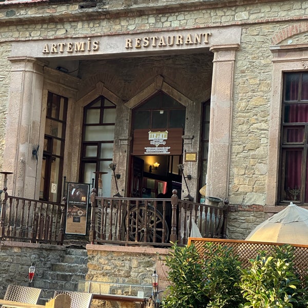 Photo prise au Artemis Restaurant &amp; Şarap Evi par Kamo le7/31/2023