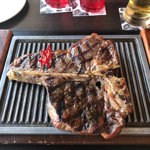 Foto scattata a Hobos Steak House da Gennadiy K. il 6/30/2017