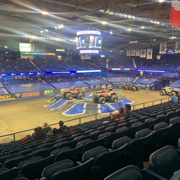 รูปภาพถ่ายที่ Allstate Arena โดย G 🇺🇸 เมื่อ 2/27/2022