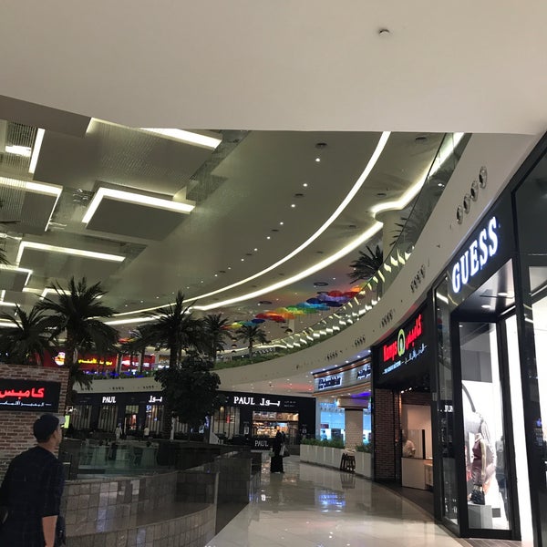 Foto tomada en Al Nakheel Mall  por 🦋 el 1/2/2018