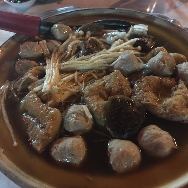 Das Foto wurde bei Fatty Bak Kut Teh &amp; Steamed Fish Head von M.Lyn am 10/9/2015 aufgenommen