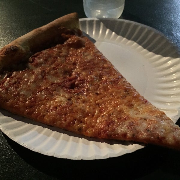 8/11/2015にErin W.がDowntown House Of Pizzaで撮った写真