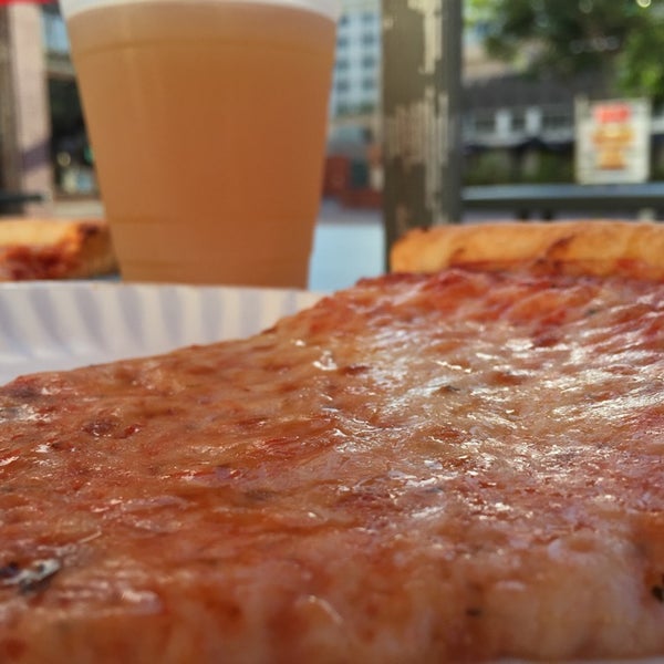 Photo prise au Downtown House Of Pizza par Erin W. le10/29/2014