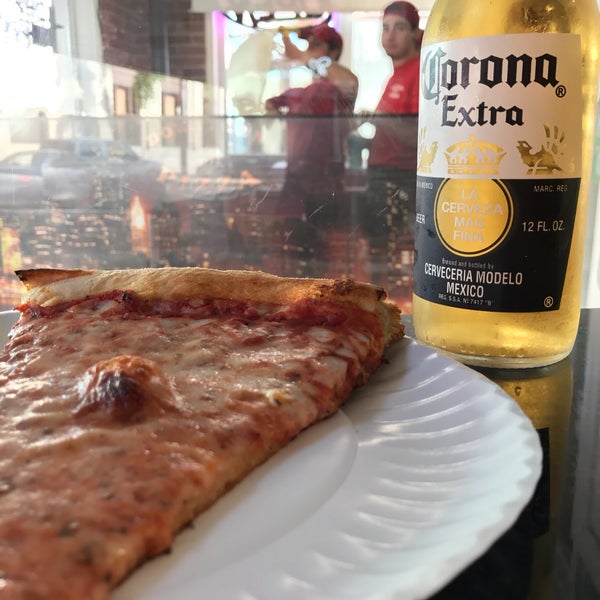 Foto diambil di Downtown House Of Pizza oleh Erin W. pada 9/23/2017