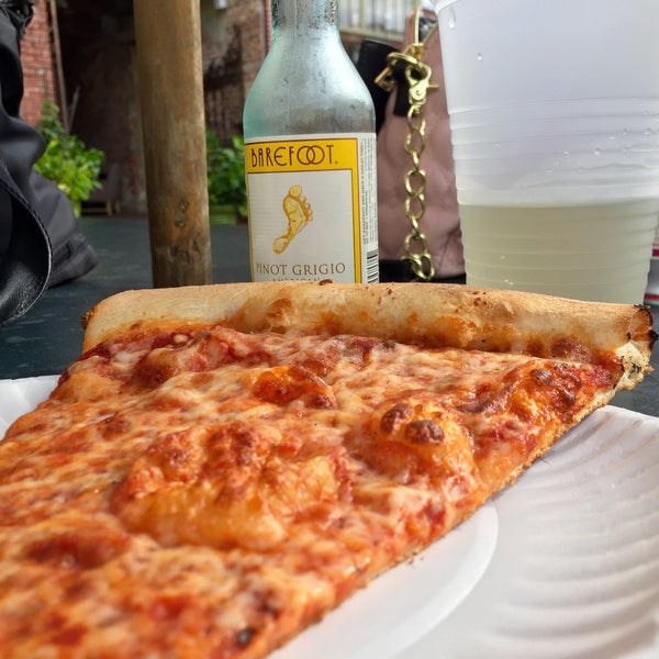 8/3/2015にErin W.がDowntown House Of Pizzaで撮った写真