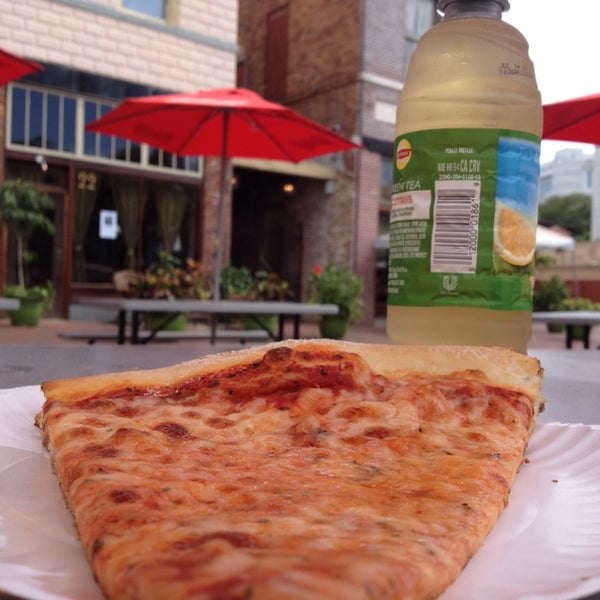 Photo prise au Downtown House Of Pizza par Erin W. le4/14/2014
