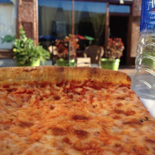 Foto diambil di Downtown House Of Pizza oleh Erin W. pada 2/10/2014