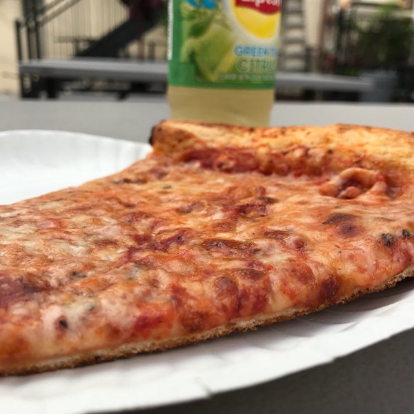 Das Foto wurde bei Downtown House Of Pizza von Erin W. am 8/7/2017 aufgenommen