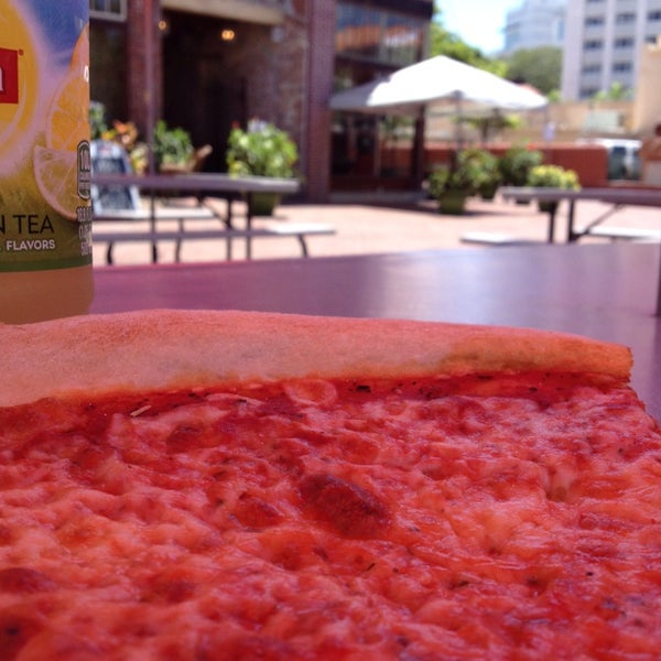 Photo prise au Downtown House Of Pizza par Erin W. le4/24/2014