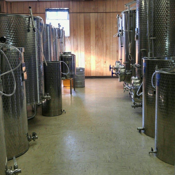 รูปภาพถ่ายที่ B&amp;L Wine Cellars โดย user418351 u. เมื่อ 2/10/2021