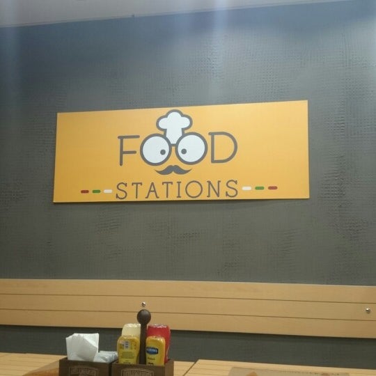 Foto tirada no(a) Food Stations por gozde u. em 3/12/2014