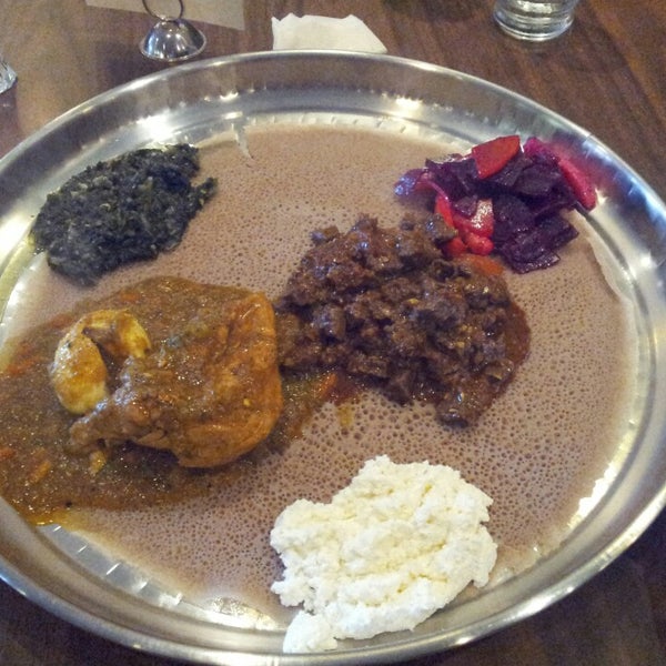 Das Foto wurde bei Ras Dashen Ethiopian Restaurant von Marty J. am 8/9/2014 aufgenommen