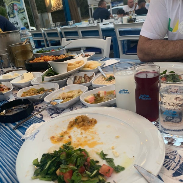 Foto tirada no(a) Hürdeniz Fish &amp; Meat Restaurant por Osman Y. em 8/4/2019