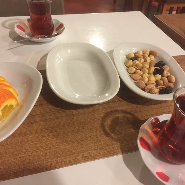 รูปภาพถ่ายที่ Cağ Kebabı Yavuz Usta โดย Dilek B. เมื่อ 3/28/2018