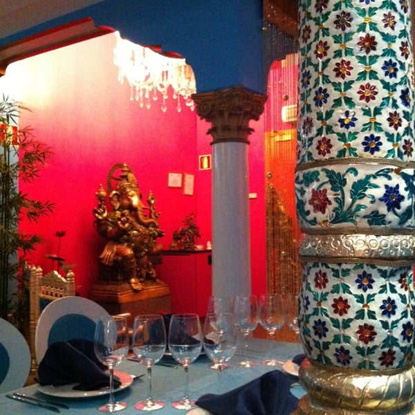 Das Foto wurde bei Swagat Indian Restaurant von Adriana L. am 3/2/2013 aufgenommen