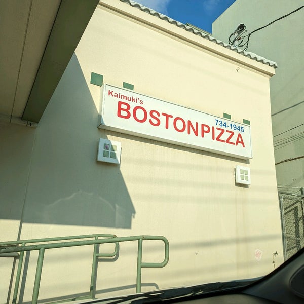 Photo taken at Kaimuki&#39;s Boston Style Pizza by David U. on 1/16/2022
