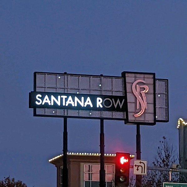 รูปภาพถ่ายที่ Santana Row โดย David U. เมื่อ 11/27/2021