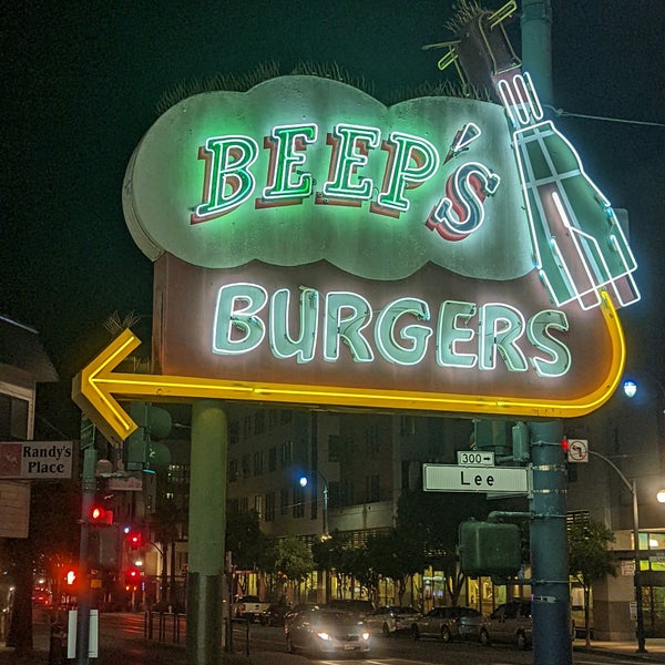 Снимок сделан в Beep&#39;s Burgers пользователем David U. 11/23/2021