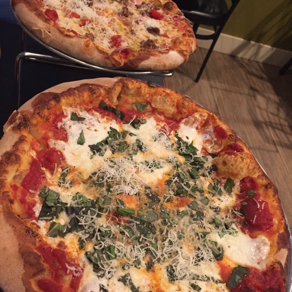 Das Foto wurde bei Licari&#39;s SicilianPizza Kitchen von Blanca G. am 8/29/2015 aufgenommen