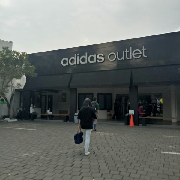 plakboek Collega koppel Adidas Outlet - Jl.Ir.H.Juanda, Lb.Siliwangi