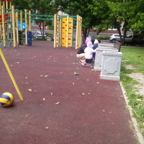 детская площадка возле школы. спортивная площадка. детская площадка около школы. детская площадка возле школы. благоустройство детских площадок.