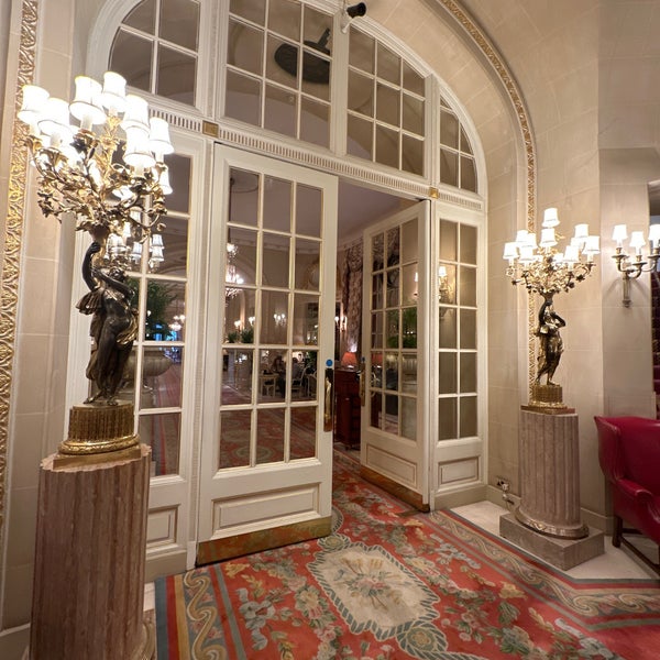 Foto diambil di The Ritz London oleh S🤍 pada 4/27/2023