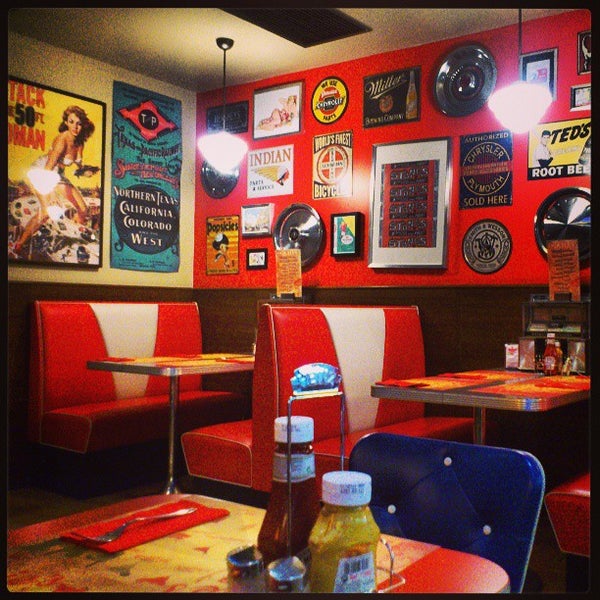 รูปภาพถ่ายที่ Bernie&#39;s Diner โดย Marta G. เมื่อ 7/11/2013