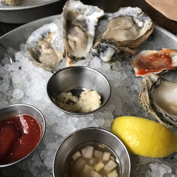 รูปภาพถ่ายที่ Plank Seafood Provisions โดย Michele W. เมื่อ 4/21/2018