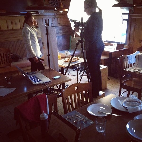 รูปภาพถ่ายที่ Saint&#39;s Restaurant &amp; Catering โดย Saint&#39;s Restaurant เมื่อ 11/12/2013