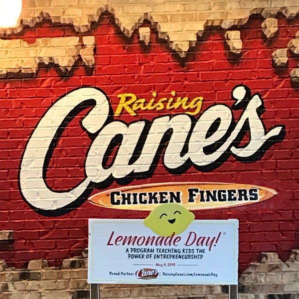 Foto tirada no(a) Raising Cane&#39;s Chicken Fingers por Tammy H. em 3/29/2019