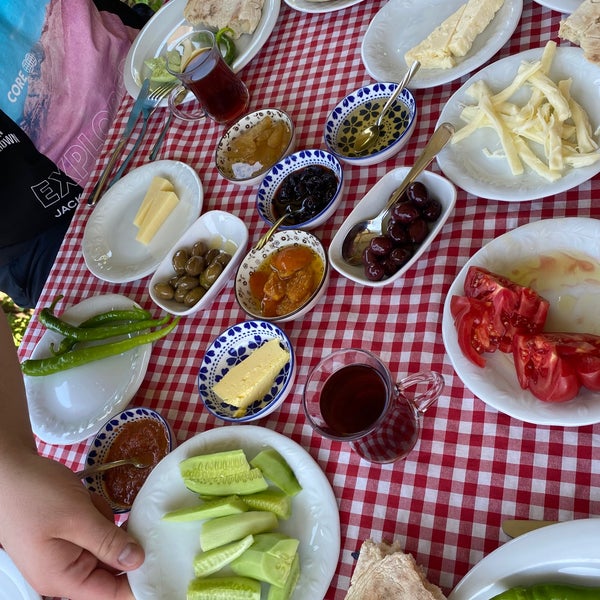 Das Foto wurde bei Havva Ana&#39;nın Kahvaltı Bahçesi von Cansın A. am 6/15/2022 aufgenommen