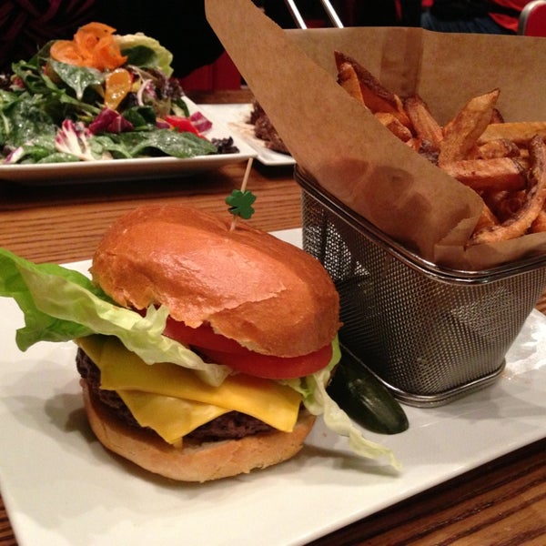 Foto tomada en Broadway Burger Bar &amp; Grill  por Tracy E. el 3/17/2013