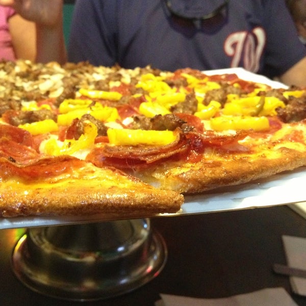 รูปภาพถ่ายที่ Benny&#39;s Pizza โดย Keith K. เมื่อ 8/17/2013