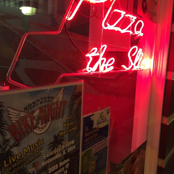 Das Foto wurde bei Downtown House Of Pizza von Arra L. am 1/3/2015 aufgenommen