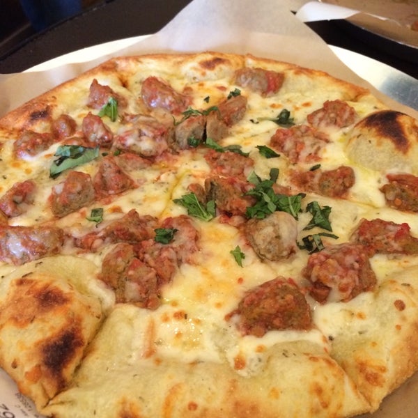 4/24/2014 tarihinde Kristen B.ziyaretçi tarafından Pizza Snob'de çekilen fotoğraf