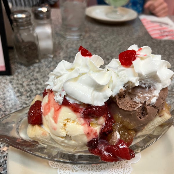 Das Foto wurde bei Sugar Bowl Ice Cream Parlor Restaurant von Mark J. am 9/24/2022 aufgenommen