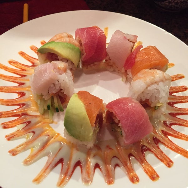 Foto diambil di Daan Sushi Asian Bistro &amp; Bar oleh Mandi C. pada 10/17/2015