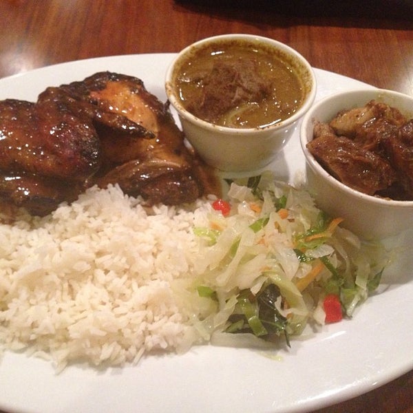 Das Foto wurde bei Jamaica Gates Caribbean Restaurant von Food Daddy am 1/20/2014 aufgenommen