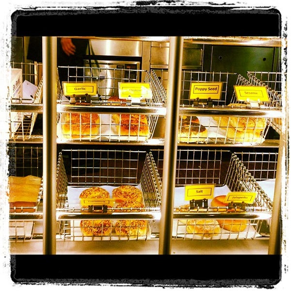 รูปภาพถ่ายที่ Cindi&#39;s New York Deli and Bakery โดย Food Daddy เมื่อ 10/4/2012