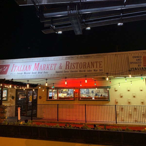 Foto tomada en Coco&#39;s Italian Market and Kitchen  por Colin F. el 11/13/2020