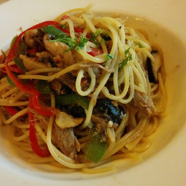 Chef's special: Duck confit pasta with bell pepper, shiitake mushrooms and hoi sin sauce. Kitchen's slow. Be warned.