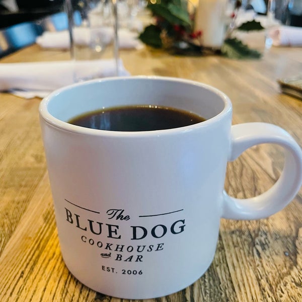 Foto tirada no(a) Blue Dog Kitchen Bar por F9 em 1/3/2022