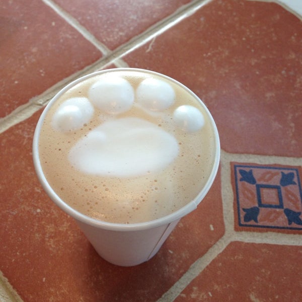Foto scattata a Coffee Hound Coffee Bar da Jennifer L. il 8/10/2013