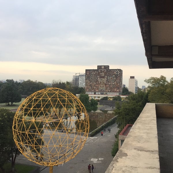 Снимок сделан в Facultad de Arquitectura - UNAM пользователем Francisco L. 10/27/2017