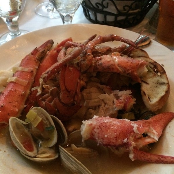 Снимок сделан в Leo&#39;s Seafood Restaurant &amp; Bar пользователем Willie W. 6/18/2015