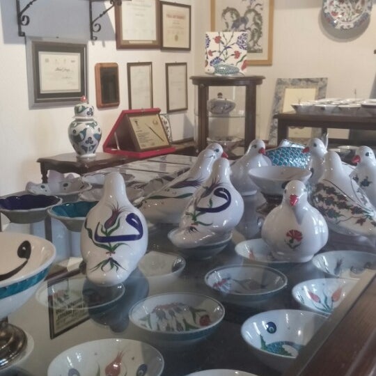 Снимок сделан в İznik Çini Turkish Ceramics &amp; Tiles пользователем Hatice 1912 1/31/2015