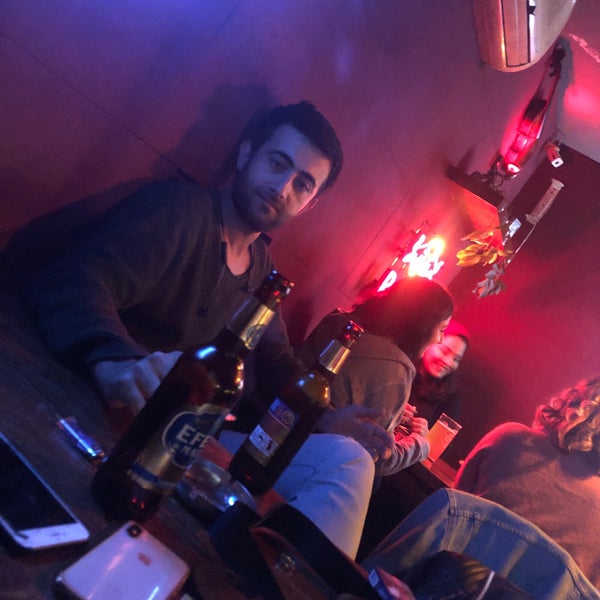 Das Foto wurde bei Son Durak Altı Buçuk Cafe &amp; Bar von Veysi B. am 3/25/2019 aufgenommen