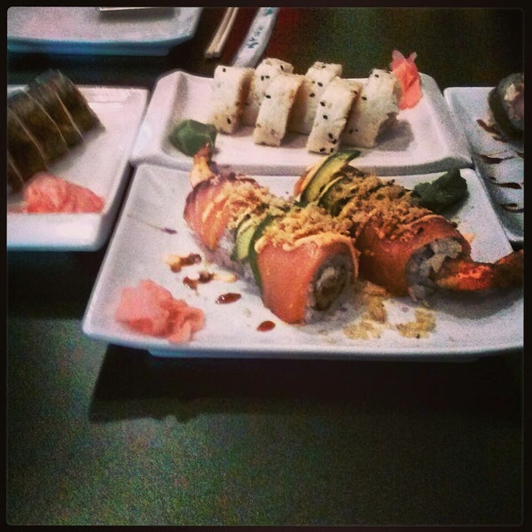 รูปภาพถ่ายที่ Happy Fish Sushi โดย Ana S. เมื่อ 8/17/2013