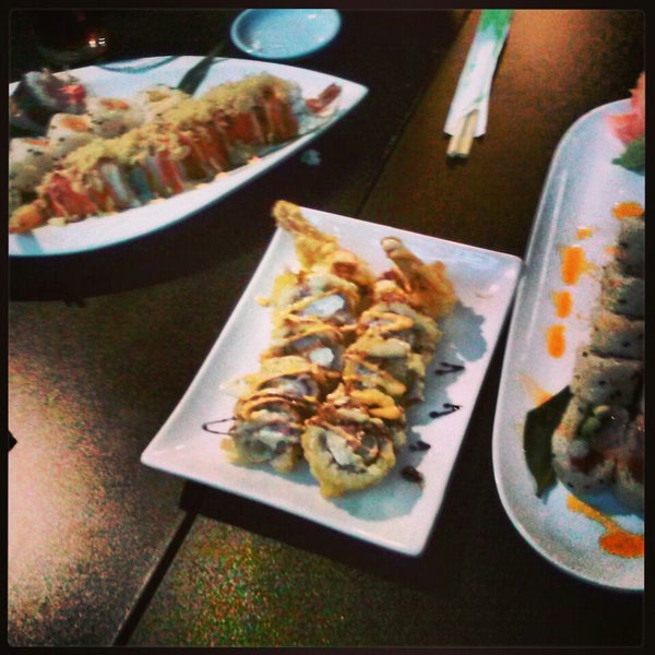รูปภาพถ่ายที่ Happy Fish Sushi โดย Ana S. เมื่อ 12/16/2013