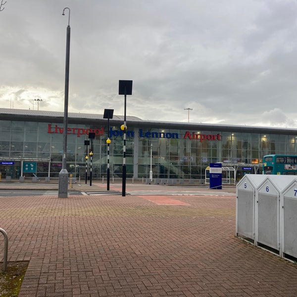 Foto tirada no(a) Liverpool John Lennon Airport (LPL) por Dare O. em 3/28/2021